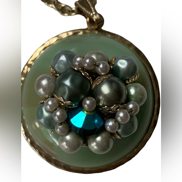 Vintage Green Pearl Cluster & Gold Plated Woman’s Necklace Jewelry - Picture 3 of 10